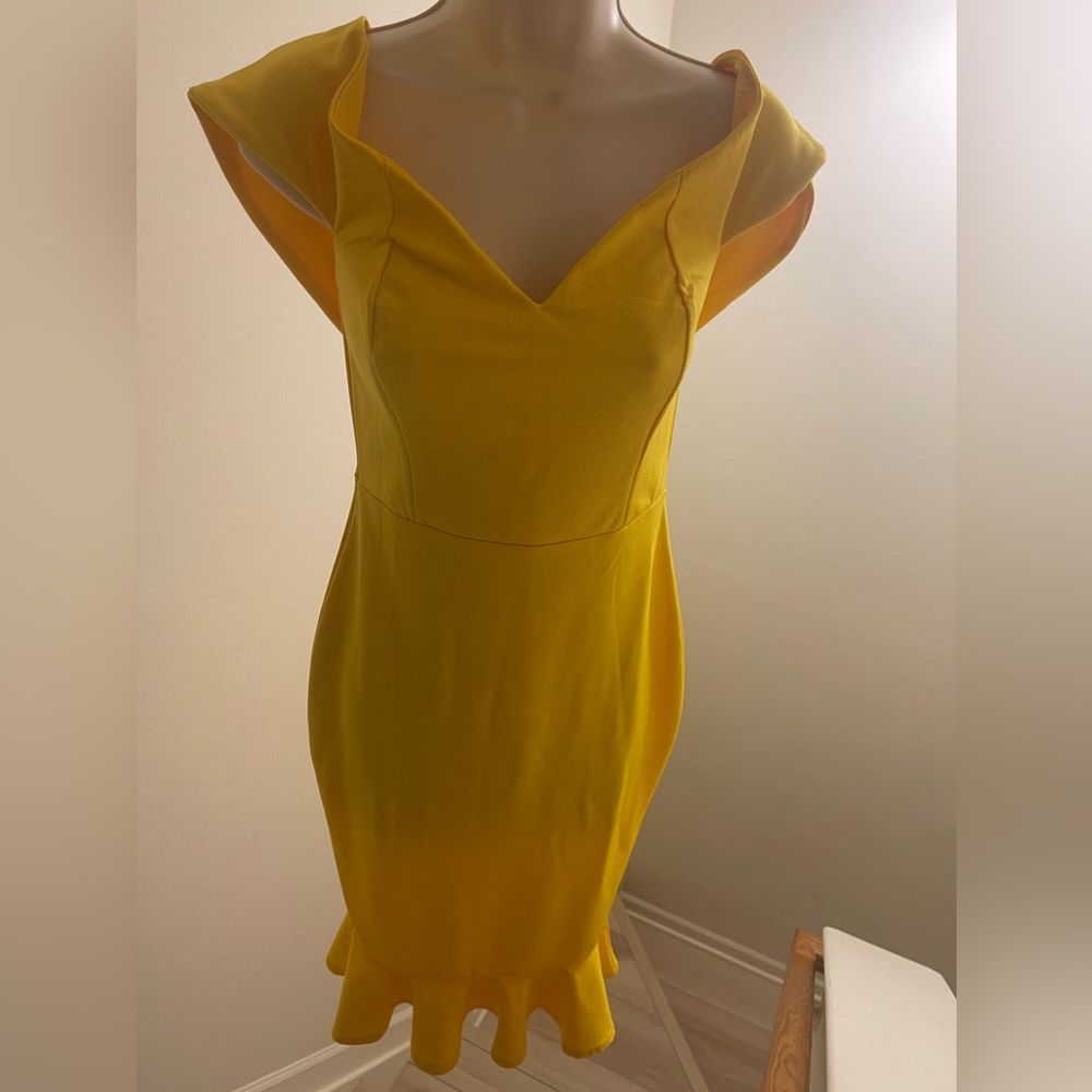 This adorable yellow dress, Mai Sweetheart Off shoulder midi dress,size 12